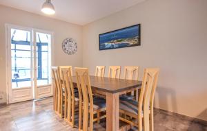 5 Bedroom Beautiful Home In Carteret