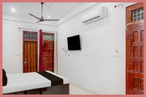 Hotel Rajshree S- Gopal N Near Mathura Railway Station - Sri Krishna Janmabhoomi - Restaurant And Free Parking - Fully Air conditioning Luxuary Room - Best Hotel