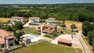 Rustic villa Marijanin Vrt with pool in Tinjan