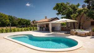 Rustic villa Marijanin Vrt with pool in Tinjan