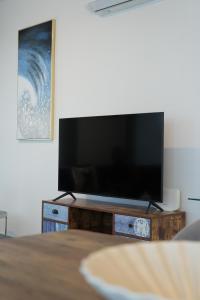 Larnaca Salt Lake Gem, Airy 2 BDRM Apartment