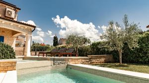 Beautiful Villa Torre IV with sauna in Tar