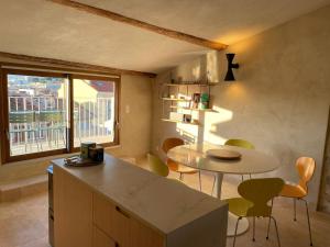 Exceptional duplex for 5 or 6 guests with sea and market views