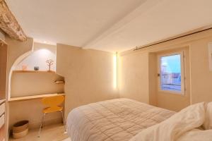 Exceptional duplex for 5 or 6 guests with sea and market views