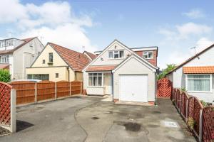 Central to town, 4 bedrooms, sleeps 8, parking for 4 plus cars