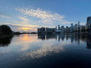 Two Bedrooms Docks View Parking Fast WiFi Terrace Balcony TV BBQ Garden Access