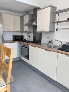 Rooksdown Town-House, Great for Group Get-Aways, Families & Contractors