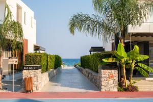 Spacious & Bright 2BR Apartment, 5min to Beach