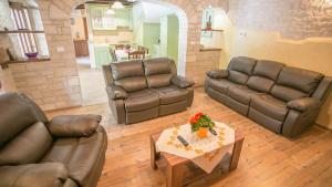 Rustic villa Casa Mendula with grill in Tinjan