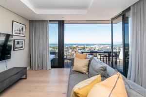 Contemporary Sea-views Green Point Living