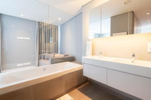 Contemporary Sea-views Green Point Living