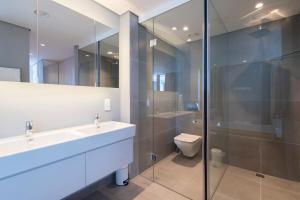 Contemporary Sea-views Green Point Living