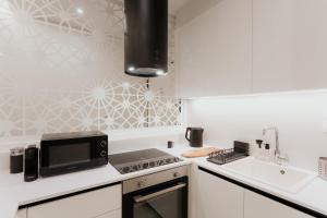 1BR Designer Suite Homey Feel Near Metro