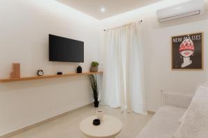 1BR Designer Suite Homey Feel Near Metro