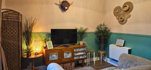 The Ferns - Shared Garden Apartment With Parking