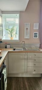 The Ferns - Shared Garden Apartment With Parking