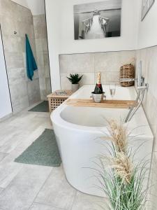 Kleine Freiheit, Büsum - modernes Ferienhaus in direkter Meernähe mit Terrasse, Garten und eigenem Parkplatz