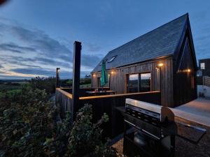 Black Lodge - Sea view with deck garden