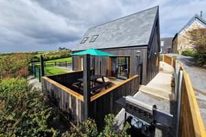 Black Lodge - Sea view with deck garden