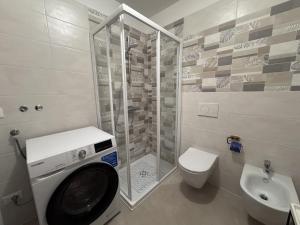 027 Trilocale, Giustino