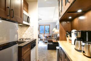 Riverbend 4 OClock Run Condo: Ski InOut