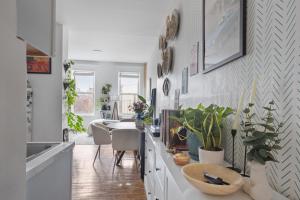 Downtown Manhattan Square 1BR - Steps from Subway & Dining