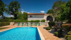 Rustic villa Catarina with pool in Tinjan