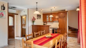 Rustic villa Catarina with pool in Tinjan