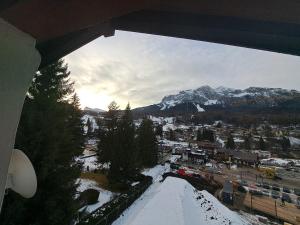 Luminoso e centralissimo attico, splendida vista panoramica sulle Dolomiti e sulle piste olimpiche