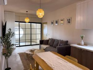 UN Modern Living 204