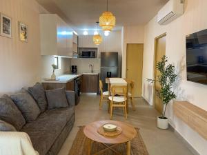 UN Modern Living 204