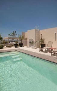 UN Modern Living 204