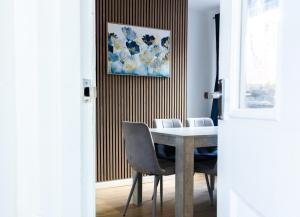 Modern 3 Bedroom Home, 6 beds, Free Parking, 500MBS, Netflix, Near Coventry City Centre & Hospital, Contractors, Families, Apple Air Play