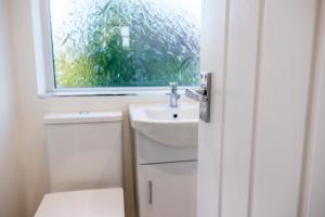 Modern 3 Bedroom Home, 6 beds, Free Parking, 500MBS, Netflix, Near Coventry City Centre & Hospital, Contractors, Families, Apple Air Play