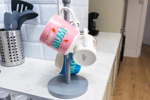 Modern 3 Bedroom Home, 6 beds, Free Parking, 500MBS, Netflix, Near Coventry City Centre & Hospital, Contractors, Families, Apple Air Play