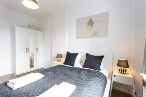 Urban Chic - 2 Bedrooms - Rondo ONZ - Luxury Warsaw Stays - Pereca street