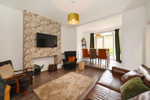 South Croydon, garden maisonette, free parking, Gatwick accessible