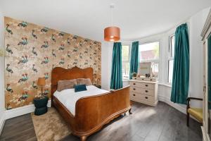 South Croydon, garden maisonette, free parking, Gatwick accessible