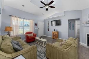 Walk to Emerald Beach,Cozy Coastal Getaway