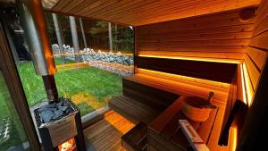 Máni Glass Cabin with Forest View