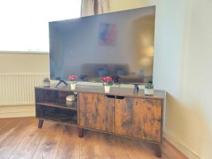 Phoebe Road 4BR Home with Parking Near Swansea Stadium