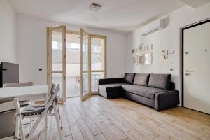 Just Urban Stays - Luminoso Monolocale con Terrazzo M4 Tolstoj