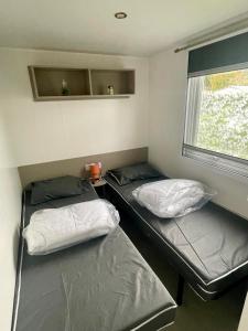 Charming Mobile Home in Les Mathes, Close to La Palmyre Zoo