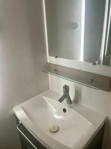 Charming Mobile Home in Les Mathes, Close to La Palmyre Zoo