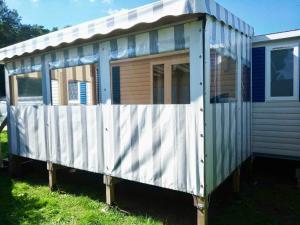 Charming Mobile Home in Les Mathes, Close to La Palmyre Zoo