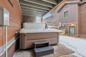 Breckenridge Hideaway Steam Shower plus Hot Tub