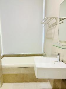 Imperio Residence with Private Bathtub by Lets Stay