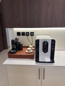 شقة فاخرة بإطلالة بحرية وبلكونة وشاشة 98 إنش