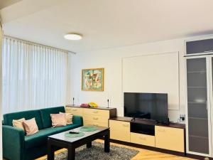 Urban Glow Apartment near Metro Station