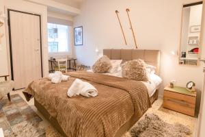 Chic Seaside Studio near Metro by Laonikos